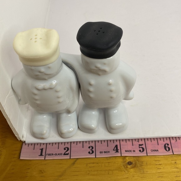 Salt and Pepper Shakers Hugging Chefs - Picture 13 of 15